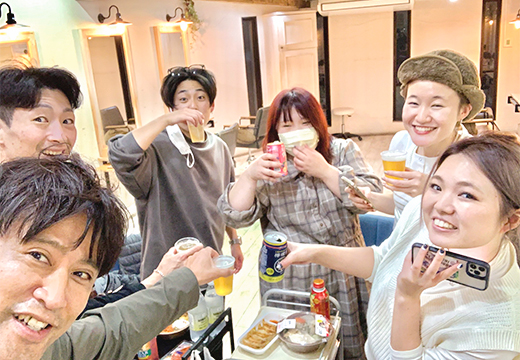 仕事帰りに先輩とご飯を食べに行って、気軽に意見交換できるようにしています